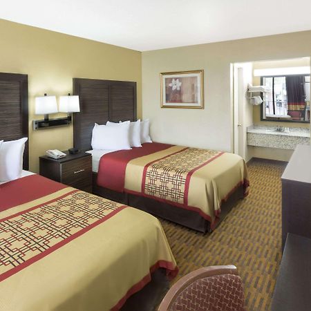 Days Inn By Wyndham Columbus-North Fort Moore Bagian luar foto