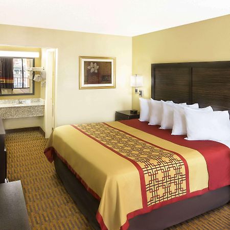 Days Inn By Wyndham Columbus-North Fort Moore Bagian luar foto