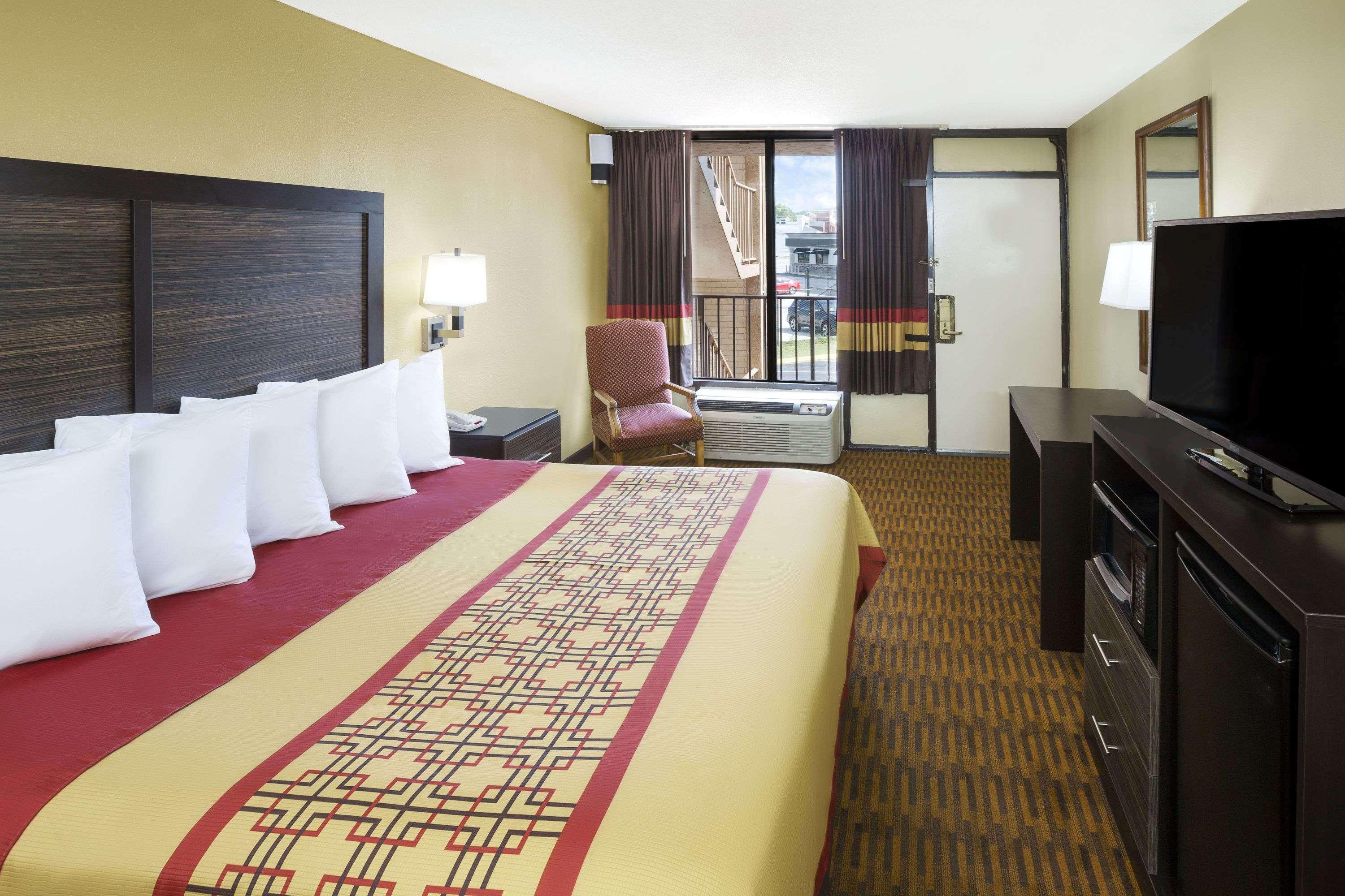 Days Inn By Wyndham Columbus-North Fort Moore Bagian luar foto