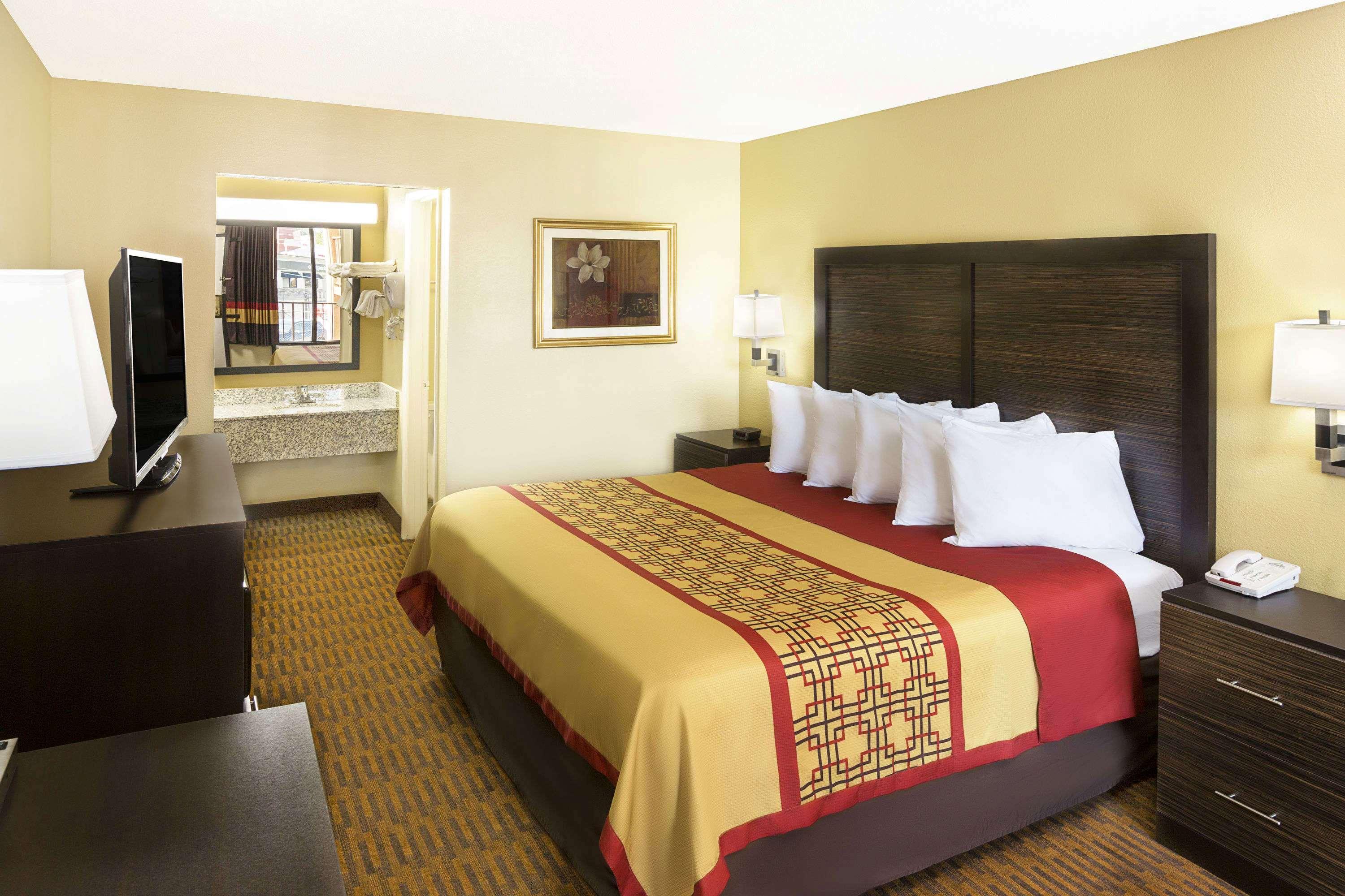 Days Inn By Wyndham Columbus-North Fort Moore Bagian luar foto