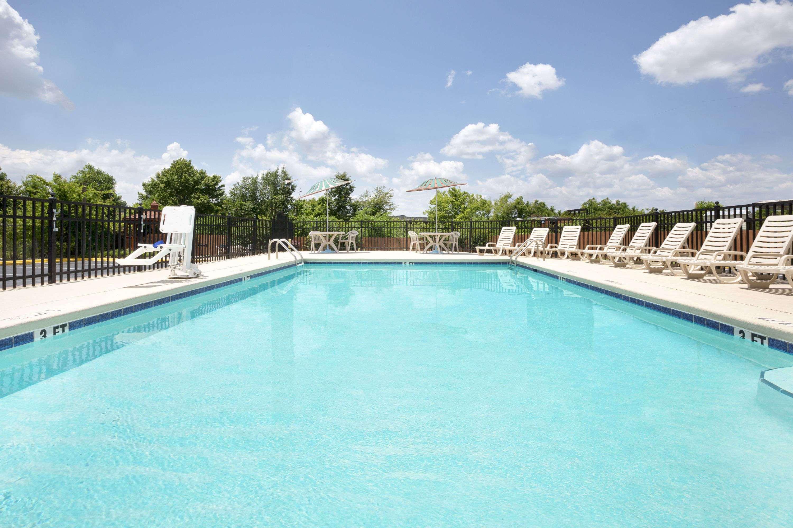 Days Inn By Wyndham Columbus-North Fort Moore Bagian luar foto