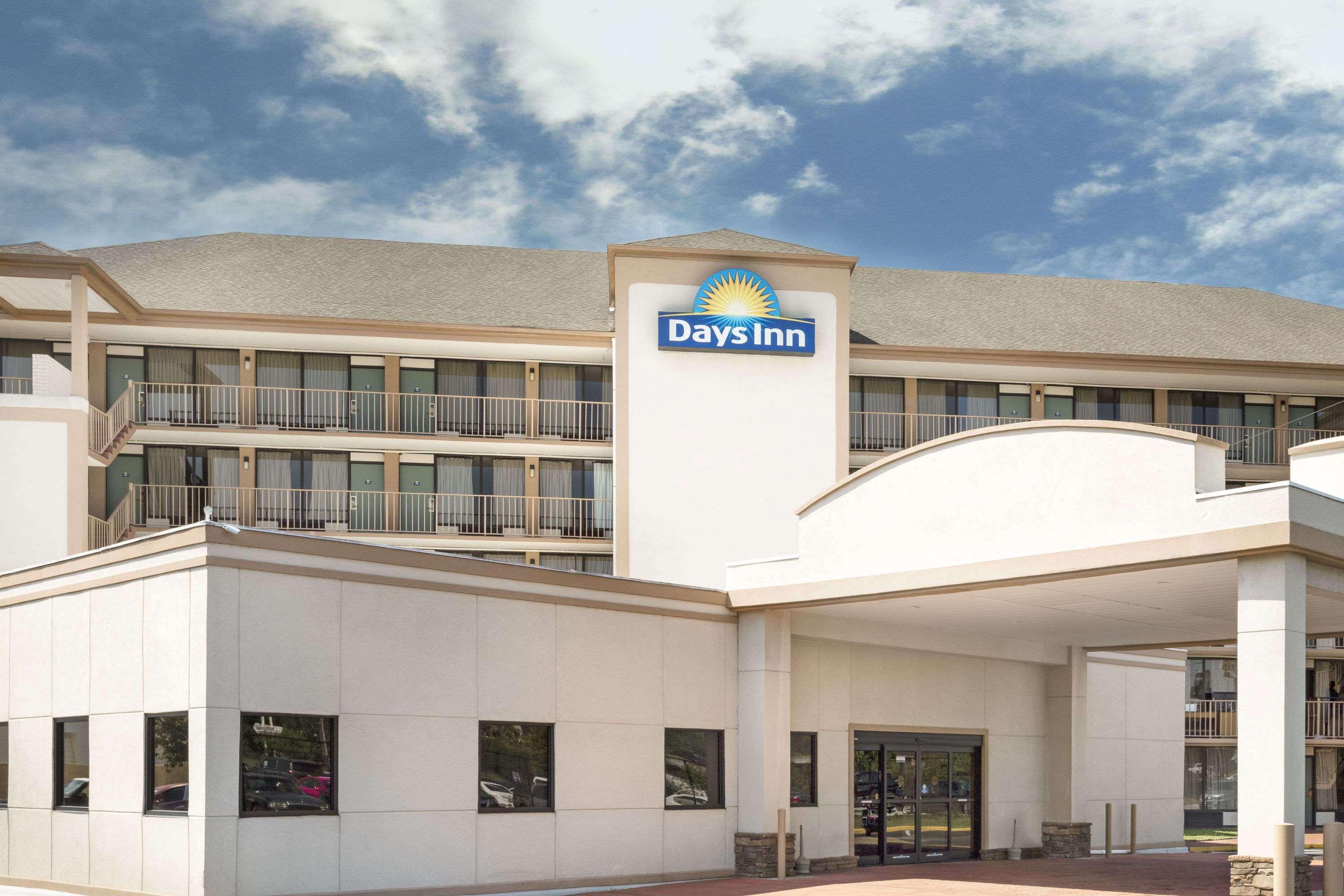 Days Inn By Wyndham Columbus-North Fort Moore Bagian luar foto