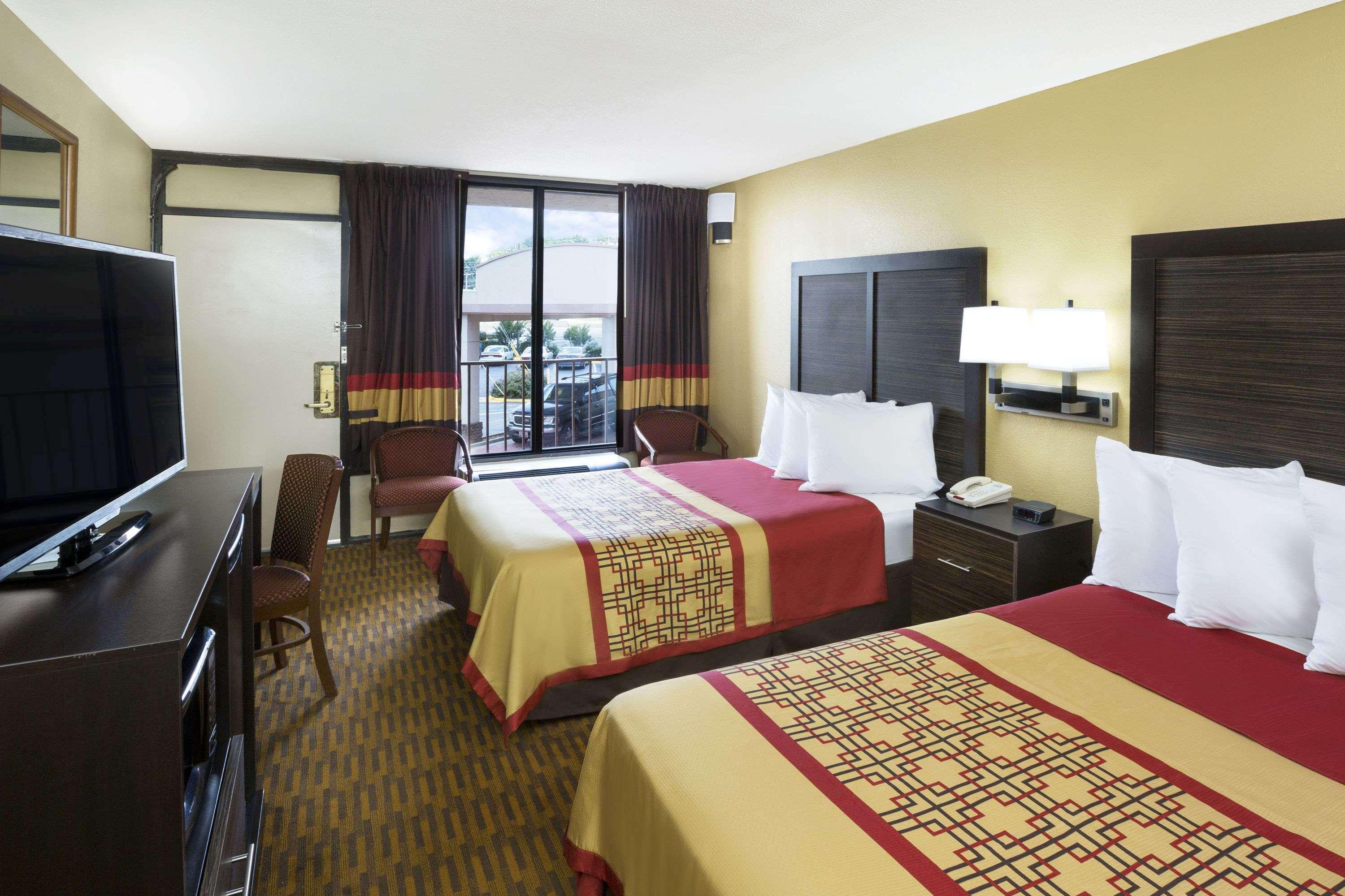 Days Inn By Wyndham Columbus-North Fort Moore Bagian luar foto