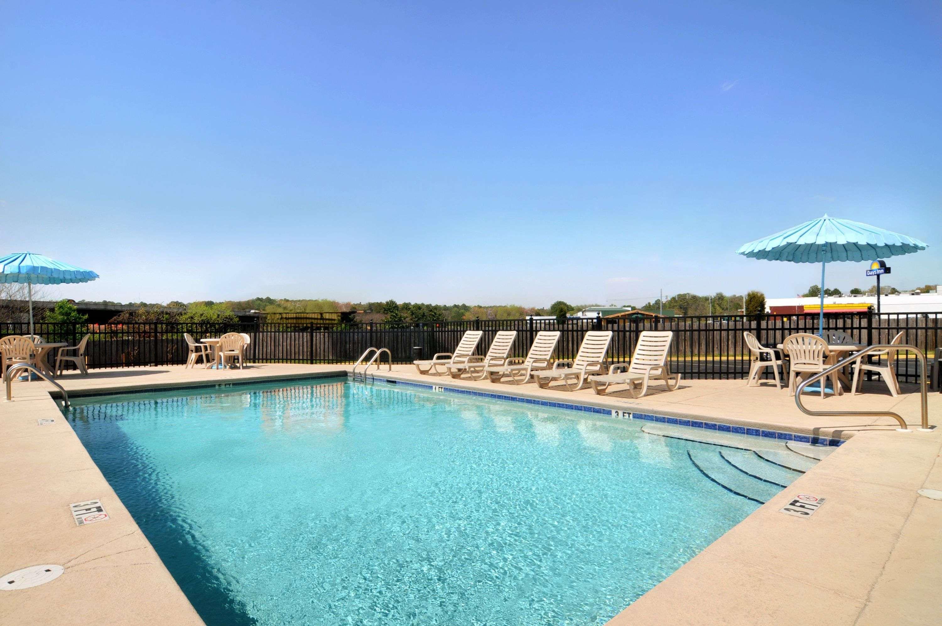 Days Inn By Wyndham Columbus-North Fort Moore Bagian luar foto