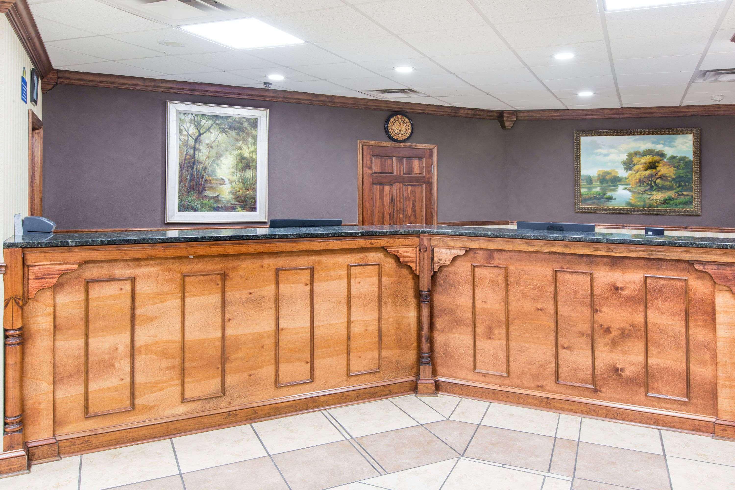 Days Inn By Wyndham Columbus-North Fort Moore Bagian luar foto