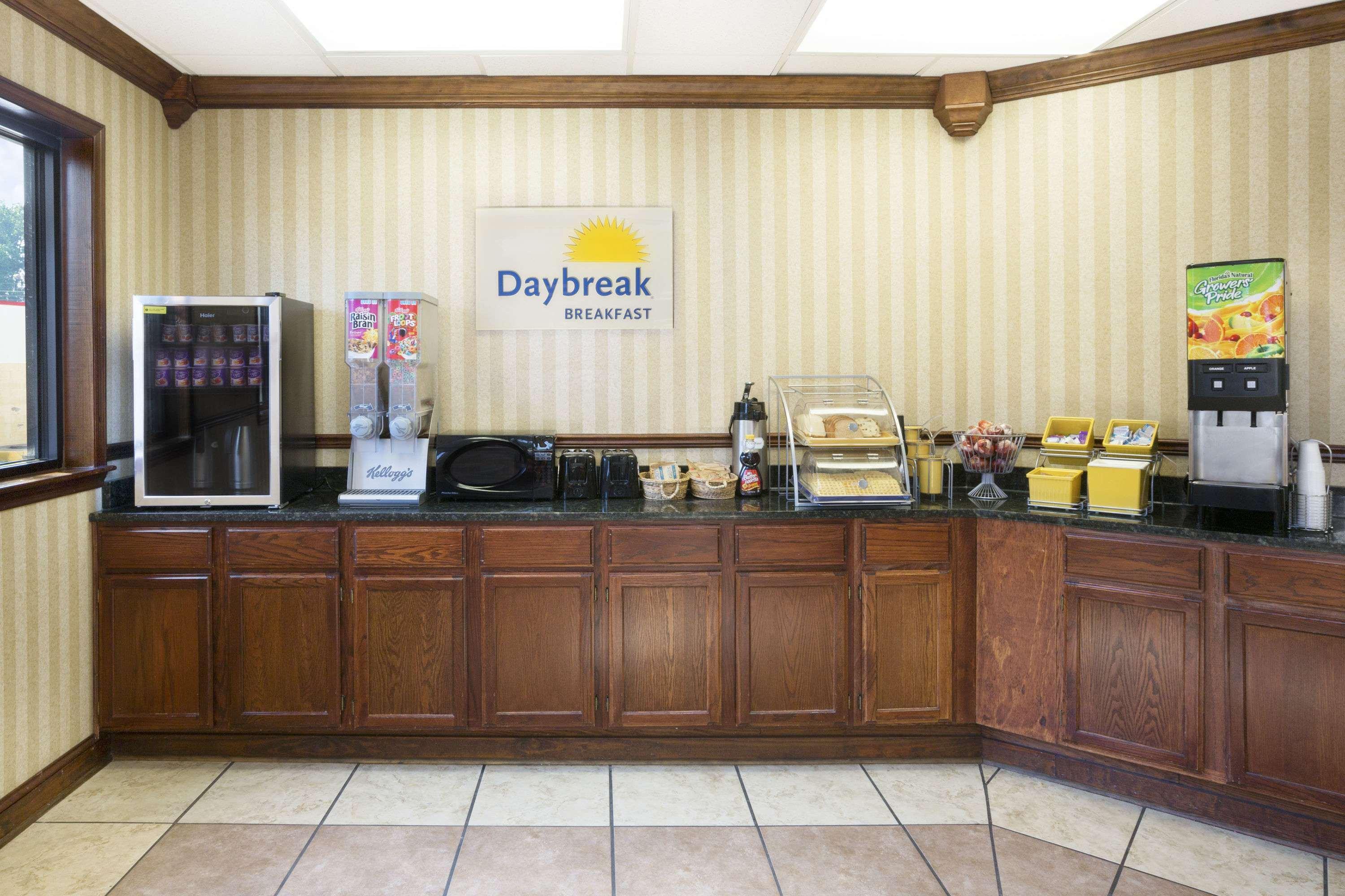 Days Inn By Wyndham Columbus-North Fort Moore Bagian luar foto