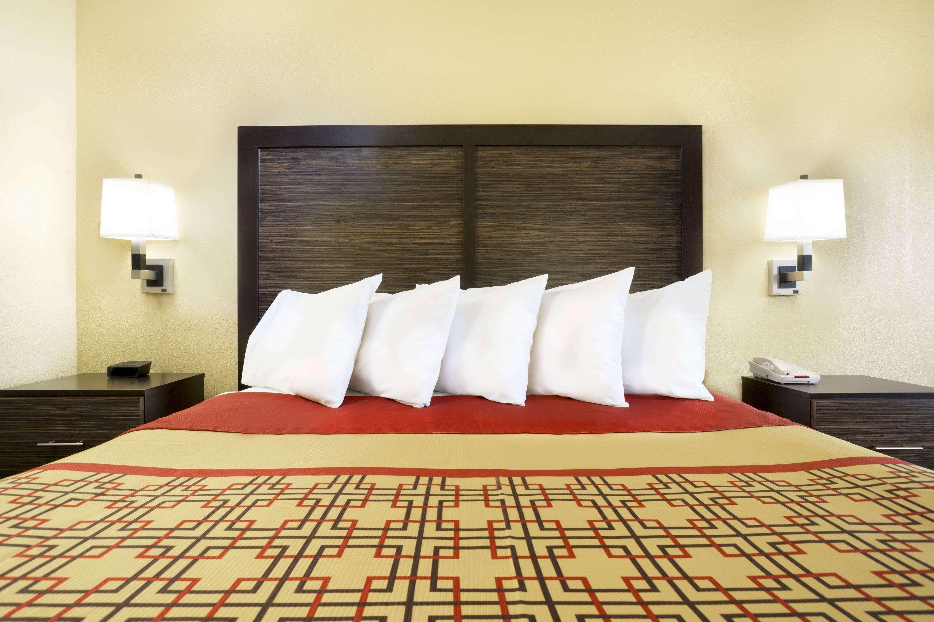 Days Inn By Wyndham Columbus-North Fort Moore Bagian luar foto