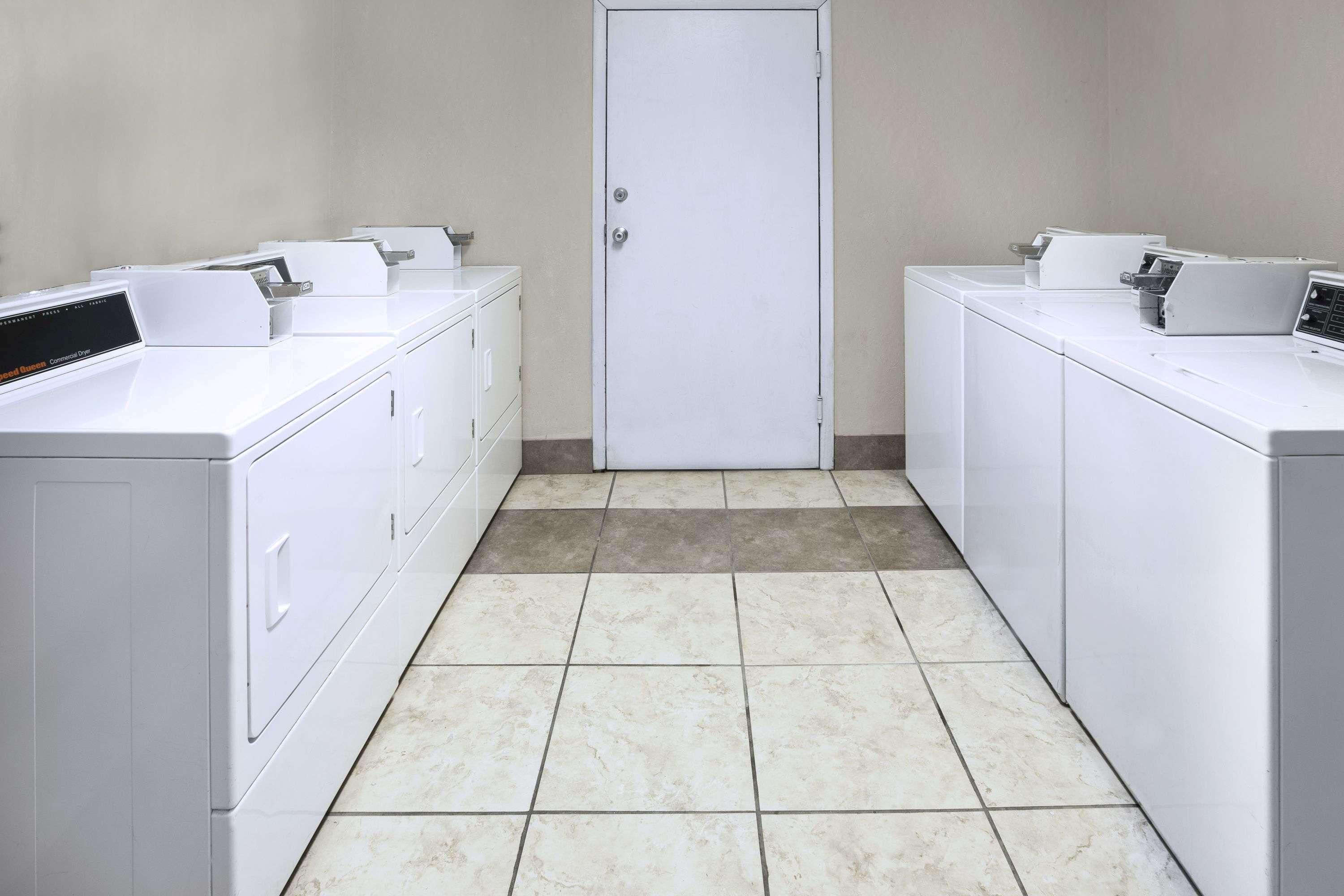 Days Inn By Wyndham Columbus-North Fort Moore Bagian luar foto