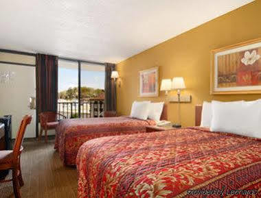 Days Inn By Wyndham Columbus-North Fort Moore Bagian luar foto