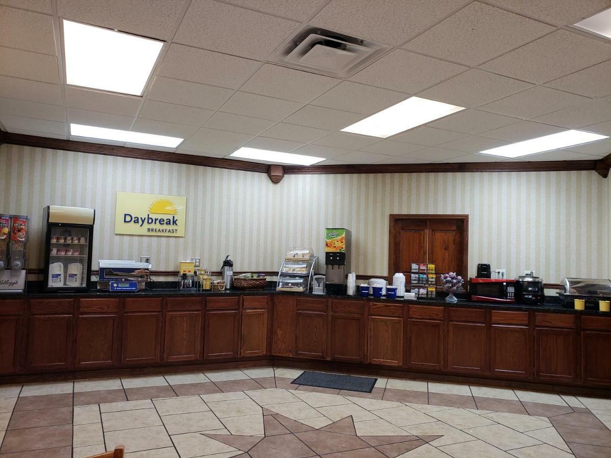 Days Inn By Wyndham Columbus-North Fort Moore Bagian luar foto