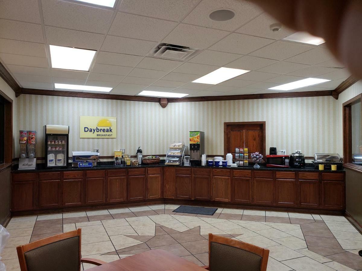 Days Inn By Wyndham Columbus-North Fort Moore Bagian luar foto